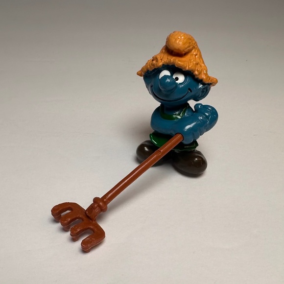 Vintage Farmer Smurf Figurine Rake Straw Hat 1982 Schleich Peyo Hong Kong - Picture 1 of 5